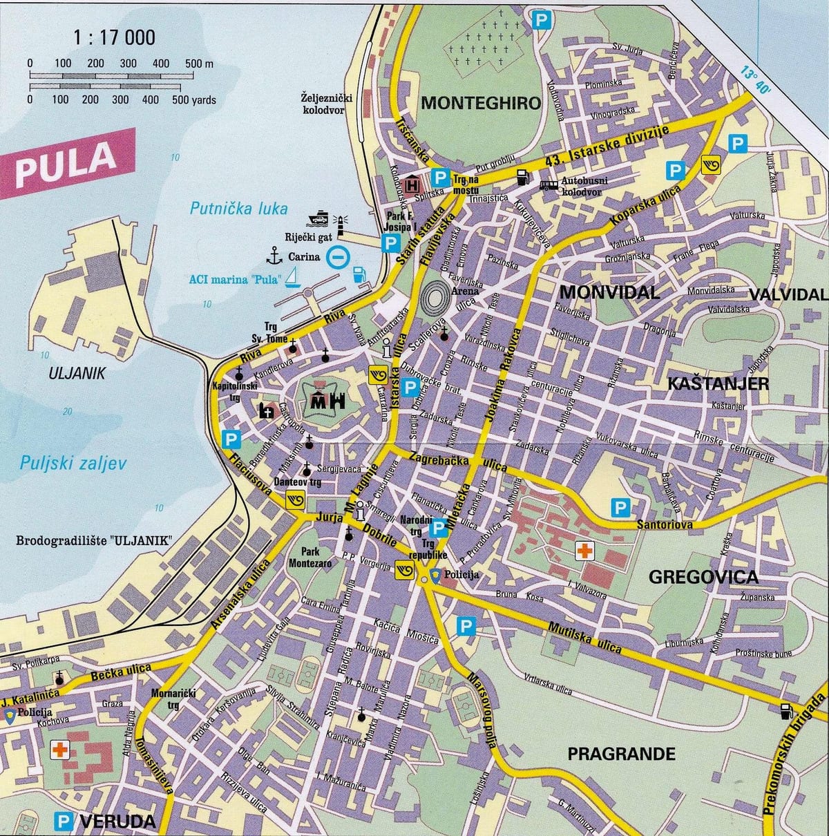 นักท่องเที่ยวหน่อยบนแผนที่ของ pula โครเอเชีย
